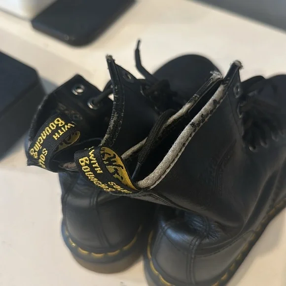 Dr. Martens youth boots softy T leather up size 5 medium black laced up - Picture 8 of 9